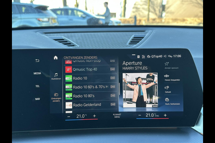 BMW iX1 xDrive30 67 kWh VAN € 41.900,- VOOR € 38.440,- UW LENTEVOORDEEL: € 3.460,-!| M-SPORT| COMPLEET | SOH 99% | ELEK. ACHTERKLEP |STOELVERWARMING| ACHTERUITRIJCAMERA| COMFORT ACCESS| APPLE CARPLAY/ ANDROID AUTO|