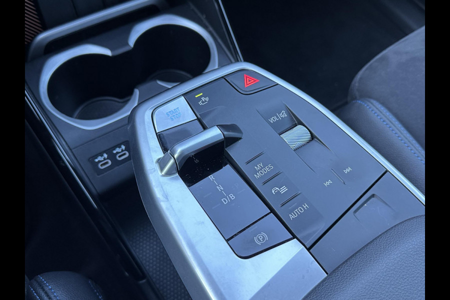 BMW iX1 xDrive30 67 kWh VAN € 41.900,- VOOR € 38.440,- UW LENTEVOORDEEL: € 3.460,-!| M-SPORT| COMPLEET | SOH 99% | ELEK. ACHTERKLEP |STOELVERWARMING| ACHTERUITRIJCAMERA| COMFORT ACCESS| APPLE CARPLAY/ ANDROID AUTO|