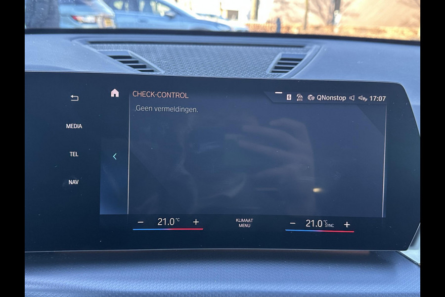 BMW iX1 xDrive30 67 kWh VAN € 41.900,- VOOR € 38.440,- UW LENTEVOORDEEL: € 3.460,-!| M-SPORT| COMPLEET | SOH 99% | ELEK. ACHTERKLEP |STOELVERWARMING| ACHTERUITRIJCAMERA| COMFORT ACCESS| APPLE CARPLAY/ ANDROID AUTO|