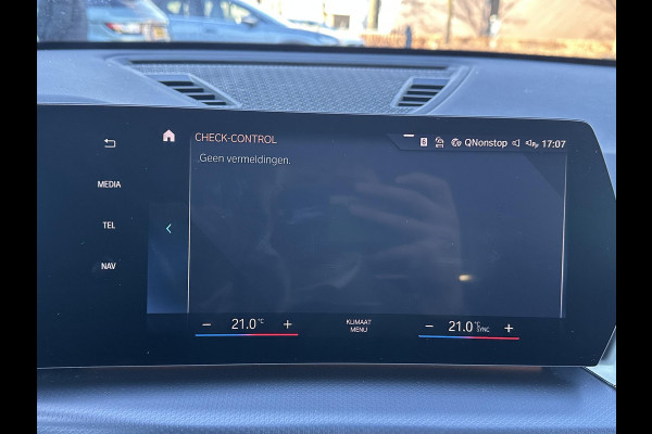 BMW iX1 xDrive30 67 kWh VAN € 41.900,- VOOR € 38.440,- UW LENTEVOORDEEL: € 3.460,-!| M-SPORT| COMPLEET | SOH 99% | ELEK. ACHTERKLEP |STOELVERWARMING| ACHTERUITRIJCAMERA| COMFORT ACCESS| APPLE CARPLAY/ ANDROID AUTO|