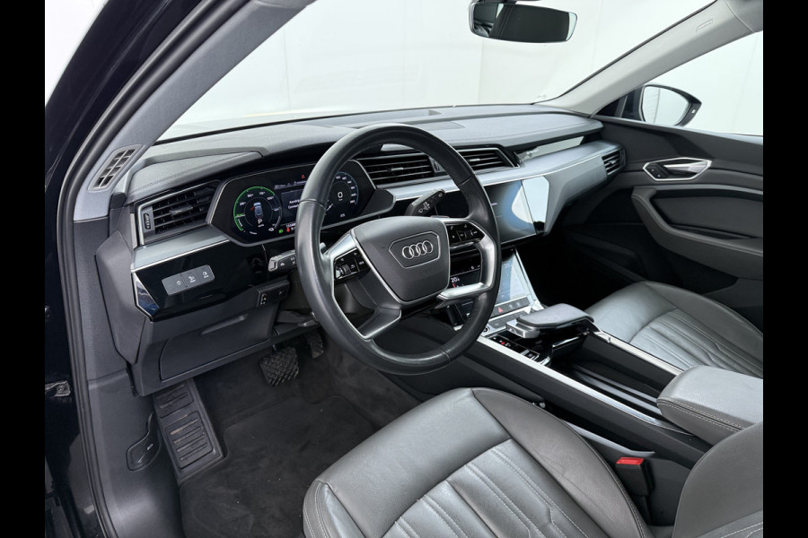 Audi e-tron 55 Quattro 95kWh 408PK- Leer+Verwarmd Trekhaak Luchtvering Adap.Cruise Navi Ecc Stoelverwarming Business edition Plus LED Lmv Elek.Achterklep Privacy Glas Keyless Zwarte Hemel Origineel Nederlandse Auto SOH 89% Trekhaak 1800kg !
