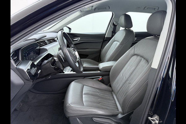 Audi e-tron 55 Quattro 95kWh 408PK- Leer+Verwarmd Trekhaak Luchtvering Adap.Cruise Navi Ecc Stoelverwarming Business edition Plus LED Lmv Elek.Achterklep Privacy Glas Keyless Zwarte Hemel Origineel Nederlandse Auto SOH 89% Trekhaak 1800kg !