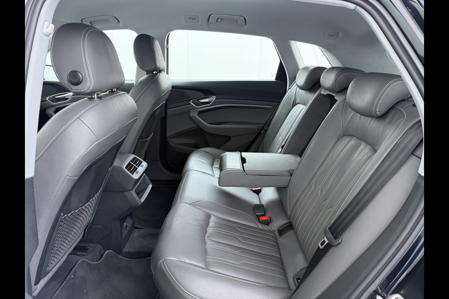 Audi e-tron 55 Quattro 95kWh 408PK- Leer+Verwarmd Trekhaak Luchtvering Adap.Cruise Navi Ecc Stoelverwarming Business edition Plus LED Lmv Elek.Achterklep Privacy Glas Keyless Zwarte Hemel Origineel Nederlandse Auto SOH 89% Trekhaak 1800kg !