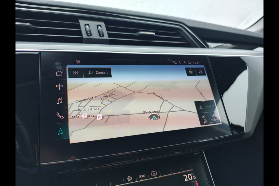 Audi e-tron 55 Quattro 95kWh 408PK- Leer+Verwarmd Trekhaak Luchtvering Adap.Cruise Navi Ecc Stoelverwarming Business edition Plus LED Lmv Elek.Achterklep Privacy Glas Keyless Zwarte Hemel Origineel Nederlandse Auto SOH 89% Trekhaak 1800kg !