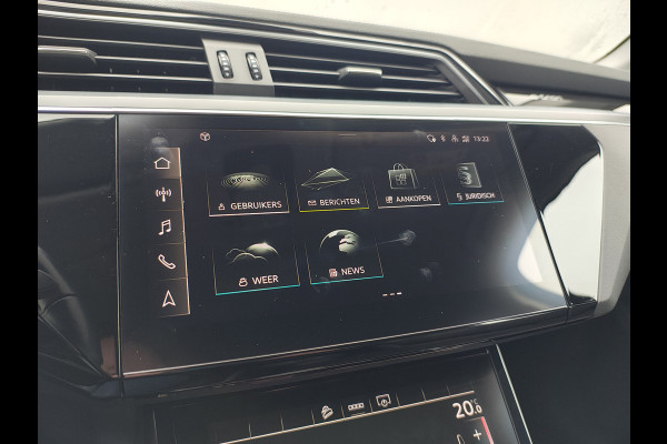 Audi e-tron 55 Quattro 95kWh 408PK- Leer+Verwarmd Trekhaak Luchtvering Adap.Cruise Navi Ecc Stoelverwarming Business edition Plus LED Lmv Elek.Achterklep Privacy Glas Keyless Zwarte Hemel Origineel Nederlandse Auto SOH 89% Trekhaak 1800kg !