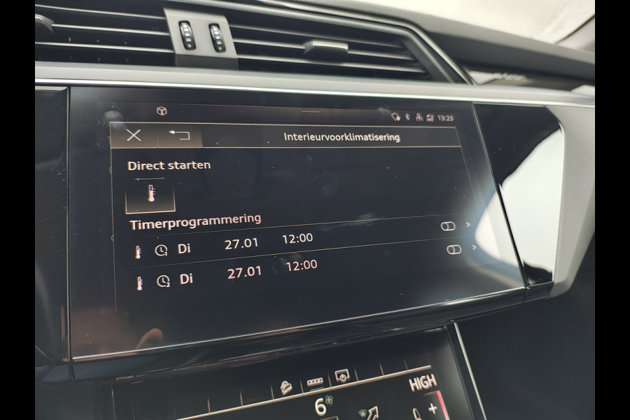 Audi e-tron 55 Quattro 95kWh 408PK- Leer+Verwarmd Trekhaak Luchtvering Adap.Cruise Navi Ecc Stoelverwarming Business edition Plus LED Lmv Elek.Achterklep Privacy Glas Keyless Zwarte Hemel Origineel Nederlandse Auto SOH 89% Trekhaak 1800kg !