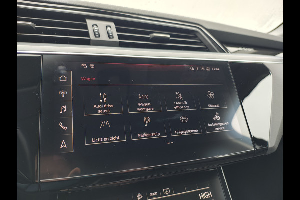 Audi e-tron 55 Quattro 95kWh 408PK- Leer+Verwarmd Trekhaak Luchtvering Adap.Cruise Navi Ecc Stoelverwarming Business edition Plus LED Lmv Elek.Achterklep Privacy Glas Keyless Zwarte Hemel Origineel Nederlandse Auto SOH 89% Trekhaak 1800kg !