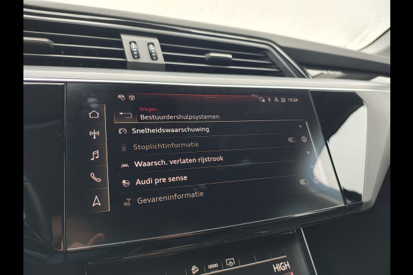 Audi e-tron 55 Quattro 95kWh 408PK- Leer+Verwarmd Trekhaak Luchtvering Adap.Cruise Navi Ecc Stoelverwarming Business edition Plus LED Lmv Elek.Achterklep Privacy Glas Keyless Zwarte Hemel Origineel Nederlandse Auto SOH 89% Trekhaak 1800kg !