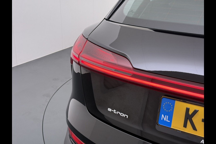 Audi e-tron 55 Quattro 95kWh 408PK- Leer+Verwarmd Trekhaak Luchtvering Adap.Cruise Navi Ecc Stoelverwarming Business edition Plus LED Lmv Elek.Achterklep Privacy Glas Keyless Zwarte Hemel Origineel Nederlandse Auto SOH 89% Trekhaak 1800kg !