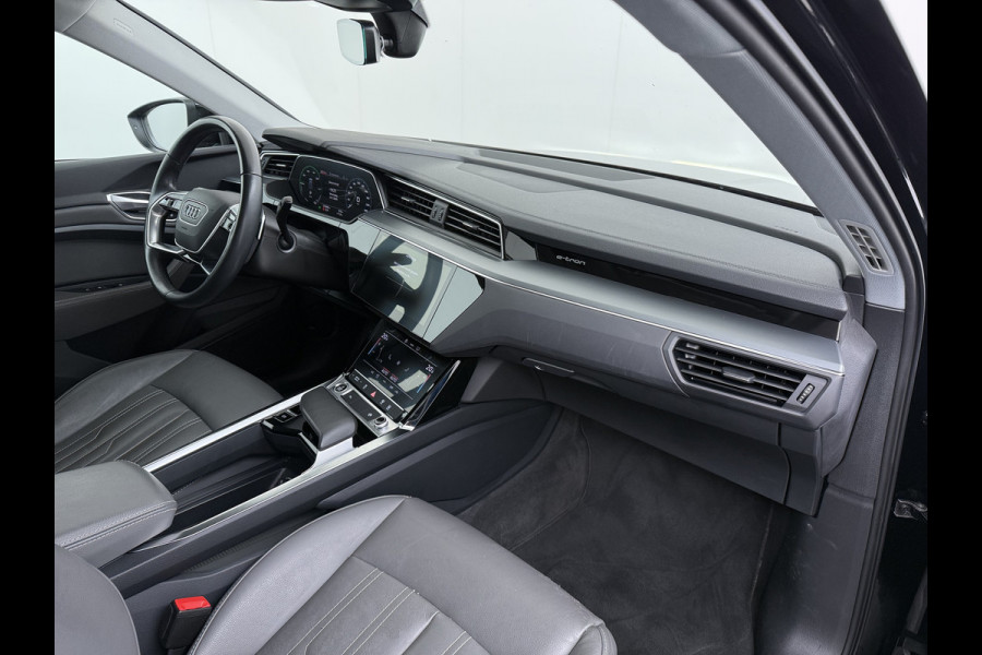 Audi e-tron 55 Quattro 95kWh 408PK- Leer+Verwarmd Trekhaak Luchtvering Adap.Cruise Navi Ecc Stoelverwarming Business edition Plus LED Lmv Elek.Achterklep Privacy Glas Keyless Zwarte Hemel Origineel Nederlandse Auto SOH 89% Trekhaak 1800kg !