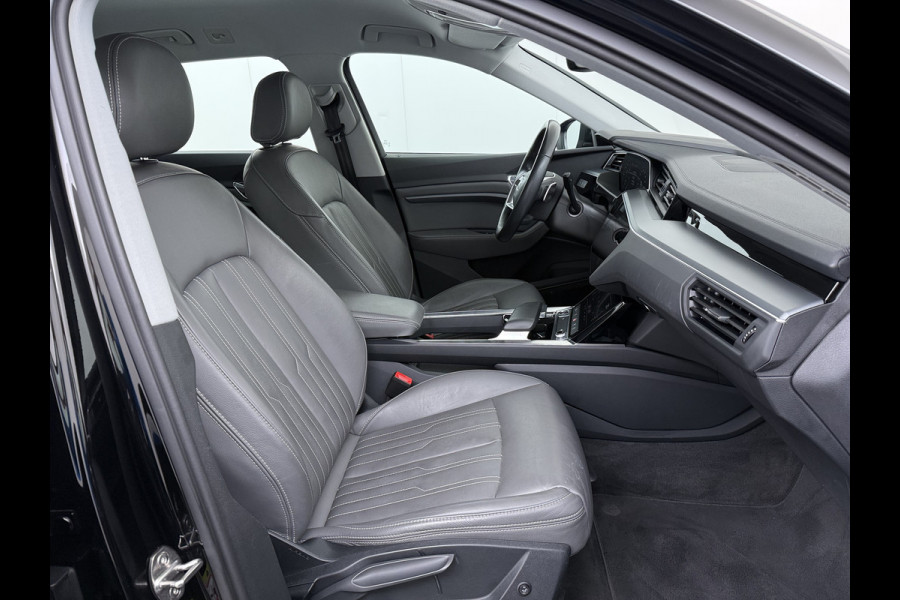 Audi e-tron 55 Quattro 95kWh 408PK- Leer+Verwarmd Trekhaak Luchtvering Adap.Cruise Navi Ecc Stoelverwarming Business edition Plus LED Lmv Elek.Achterklep Privacy Glas Keyless Zwarte Hemel Origineel Nederlandse Auto SOH 89% Trekhaak 1800kg !
