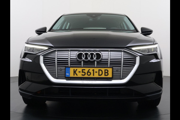 Audi e-tron 55 Quattro 95kWh 408PK- Leer+Verwarmd Trekhaak Luchtvering Adap.Cruise Navi Ecc Stoelverwarming Business edition Plus LED Lmv Elek.Achterklep Privacy Glas Keyless Zwarte Hemel Origineel Nederlandse Auto SOH 89% Trekhaak 1800kg !