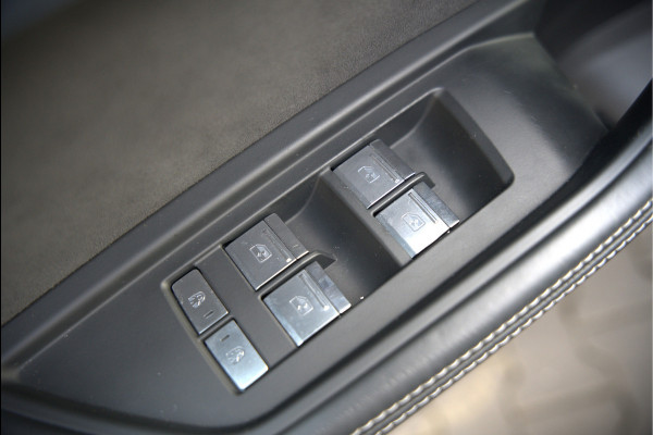 Audi e-tron e-tron 55 quattro advanced Pro Line S 95 kWh S-Line | Panoramadak | Bang & Olufsen | Stoelverwarming | Head-Up Display | 360 Camera | Matrix LED | Luchtvering | Memory Seat | Keyless | Elektrisch Verstelbare Stoelen | B&O