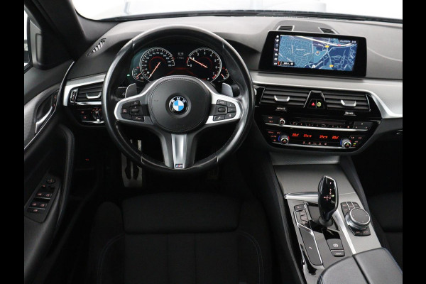 BMW 5 Serie 520i M Sport | Alcantara | Sfeerverlichting | Trekhaak | Navigatie Professional | Full LED | Sportstoelen | Parkeerhulp | Cruise control | Keyless start | Climate control | Bluetooth