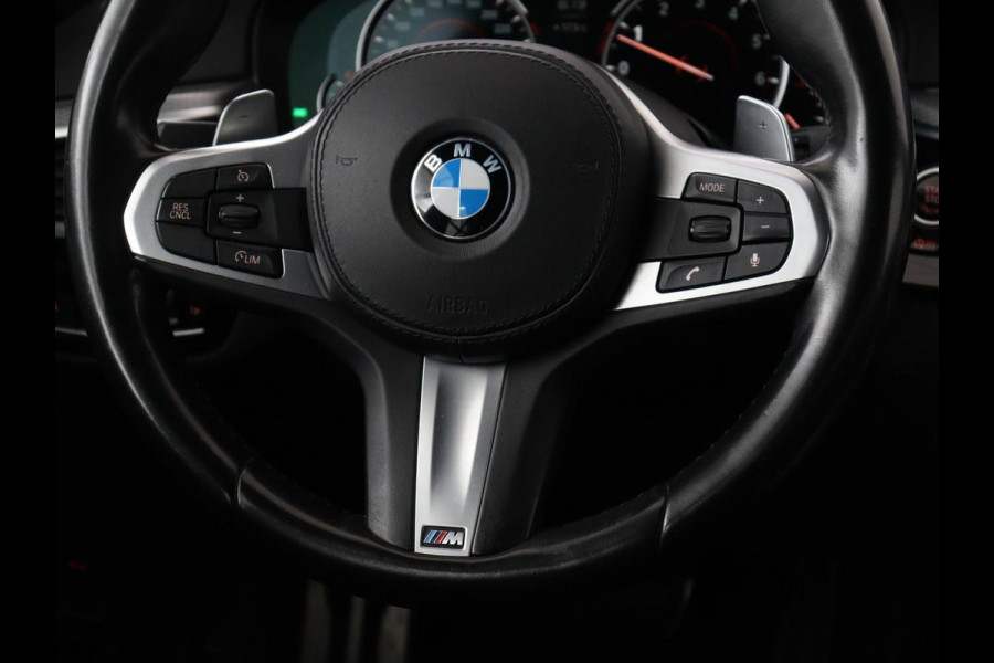 BMW 5 Serie 520i M Sport | Alcantara | Sfeerverlichting | Trekhaak | Navigatie Professional | Full LED | Sportstoelen | Parkeerhulp | Cruise control | Keyless start | Climate control | Bluetooth