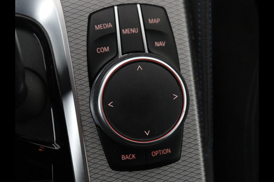 BMW 5 Serie 520i M Sport | Alcantara | Sfeerverlichting | Trekhaak | Navigatie Professional | Full LED | Sportstoelen | Parkeerhulp | Cruise control | Keyless start | Climate control | Bluetooth