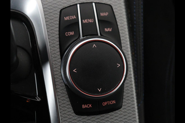 BMW 5 Serie 520i M Sport | Alcantara | Sfeerverlichting | Trekhaak | Navigatie Professional | Full LED | Sportstoelen | Parkeerhulp | Cruise control | Keyless start | Climate control | Bluetooth