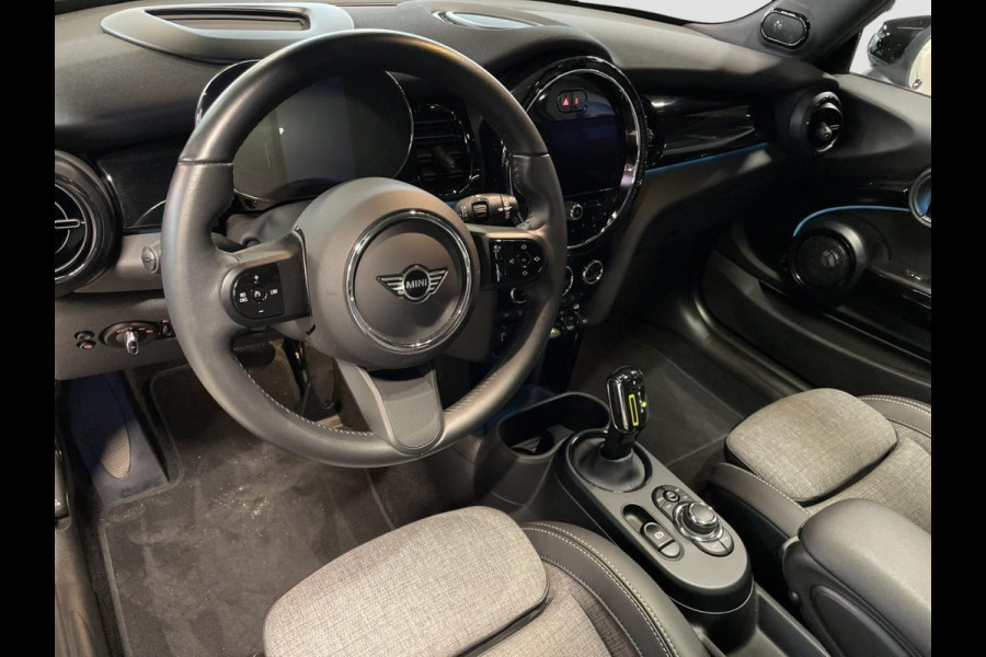 MINI Cooper SE Classic Head-Up Harman/Kardon Panoramadak Leder Sportstoel Neem contact op en we maken een afspraak!