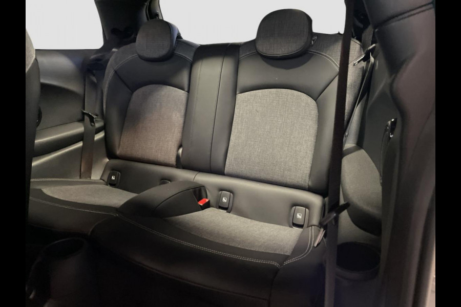 MINI Cooper SE Classic Head-Up Harman/Kardon Panoramadak Leder Sportstoel Neem contact op en we maken een afspraak!