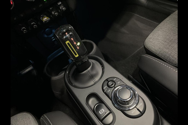 MINI Cooper SE Classic Head-Up Harman/Kardon Panoramadak Leder Sportstoel Neem contact op en we maken een afspraak!