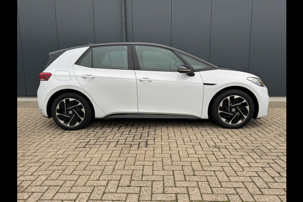 Volkswagen ID.3 First Black Edition 58 kWh * SoH 89% * Steunhaak * Navigatie * Parkeersensoren * Adaptieve Cruise *