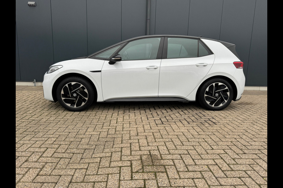 Volkswagen ID.3 First Black Edition 58 kWh * SoH 89% * Steunhaak * Navigatie * Parkeersensoren * Adaptieve Cruise *