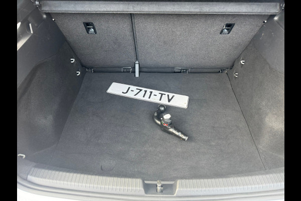 Volkswagen ID.3 First Black Edition 58 kWh * SoH 89% * Steunhaak * Navigatie * Parkeersensoren * Adaptieve Cruise *