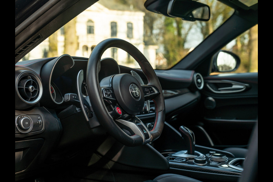 Alfa Romeo Giulia 2.9 V6 Quadrifoglio | Carbon stoelen | Akrapovic | Harman/Kardon