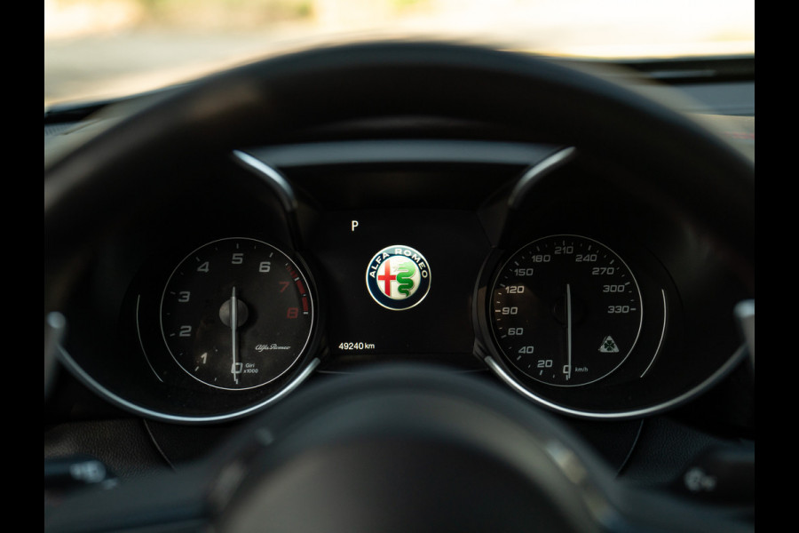 Alfa Romeo Giulia 2.9 V6 Quadrifoglio | Carbon stoelen | Akrapovic | Harman/Kardon