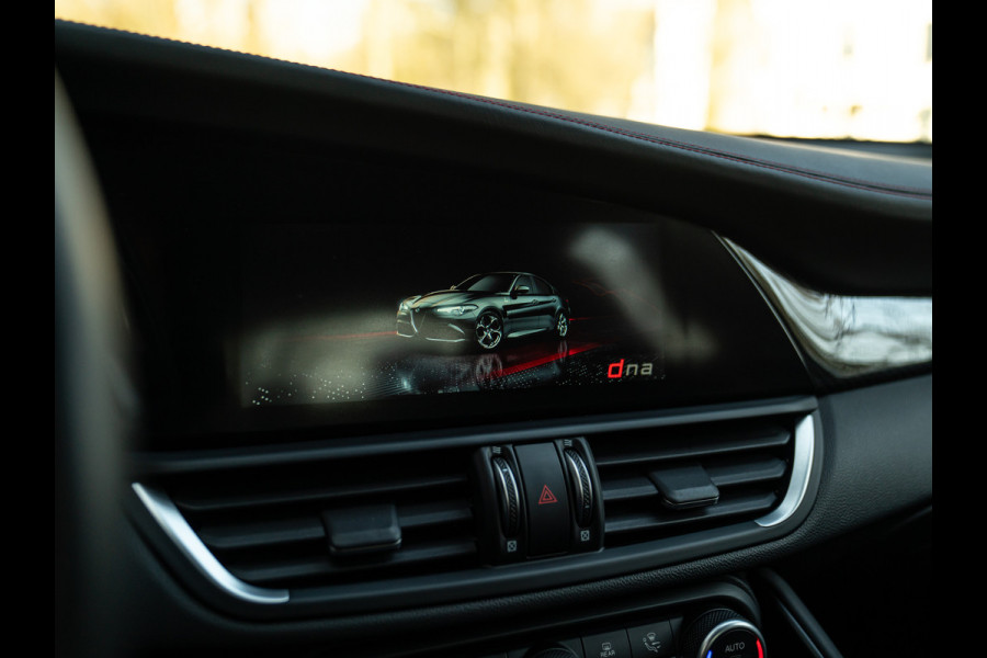 Alfa Romeo Giulia 2.9 V6 Quadrifoglio | Carbon stoelen | Akrapovic | Harman/Kardon