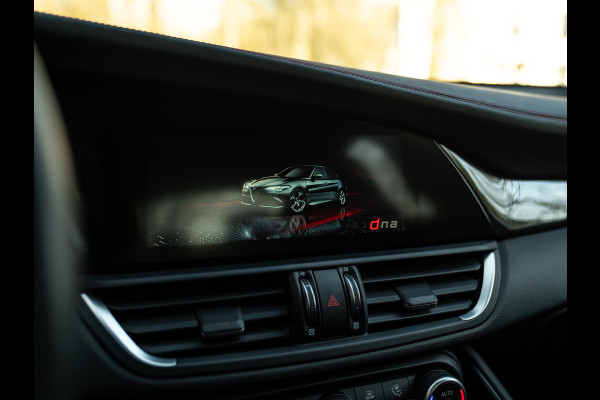 Alfa Romeo Giulia 2.9 V6 Quadrifoglio | Carbon stoelen | Akrapovic | Harman/Kardon