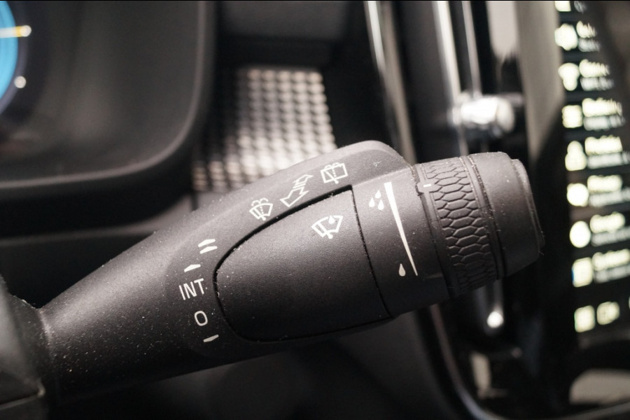 Volvo XC40 Recharge P8 AWD R-Design -PANO-NAVI-ECC-