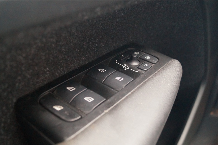 Volvo XC40 Recharge P8 AWD R-Design -PANO-NAVI-ECC-