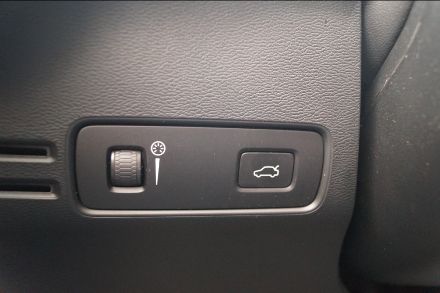 Volvo XC40 Recharge P8 AWD R-Design -PANO-NAVI-ECC-