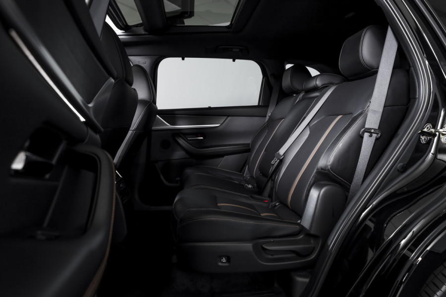 Mazda CX-80 2.5 e-SkyActiv PHEV Homura Plus 7p. | S/K-Panodak | Adapt. Cruise | Elek. Stoel-+verwarming & Ventilatie | Leder | HUD | 360 Camera | Bose | NAV+App. Connect | LM 20" | 9393