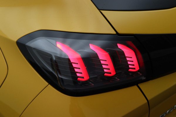 Peugeot 208 1.2 PureTech Blue Lease Allure LED, Keyless, Apple Carplay, Camera, PDC, 16"