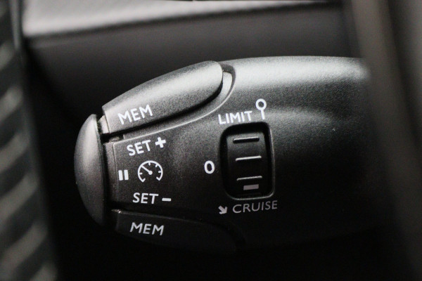 Peugeot 208 1.2 PureTech Blue Lease Allure LED, Keyless, Apple Carplay, Camera, PDC, 16"