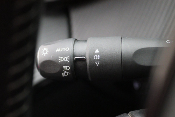 Peugeot 208 1.2 PureTech Blue Lease Allure LED, Keyless, Apple Carplay, Camera, PDC, 16"