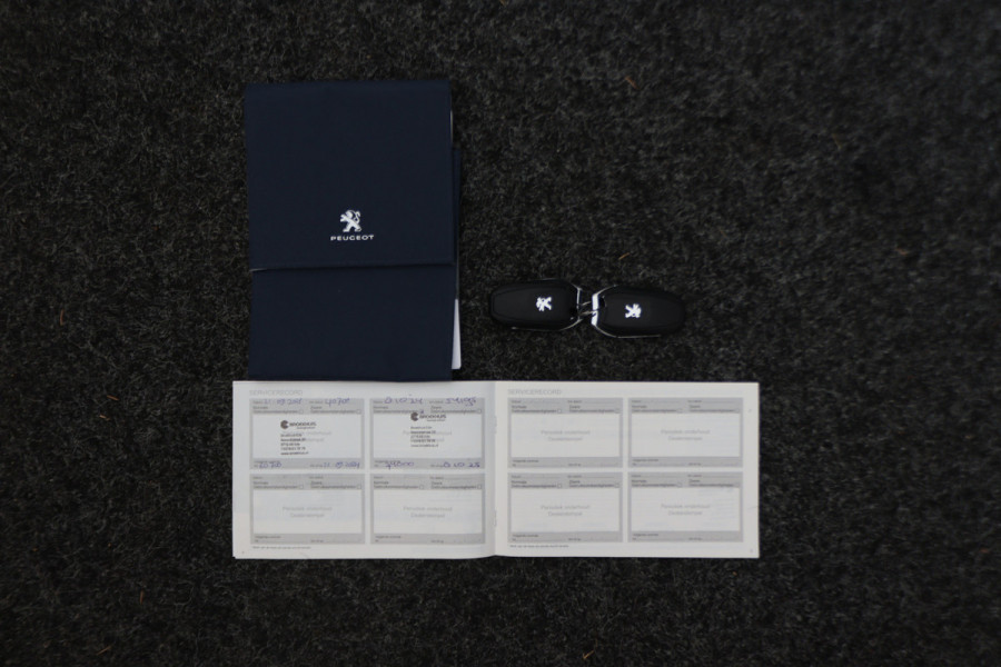 Peugeot 208 1.2 PureTech Blue Lease Allure LED, Keyless, Apple Carplay, Camera, PDC, 16"