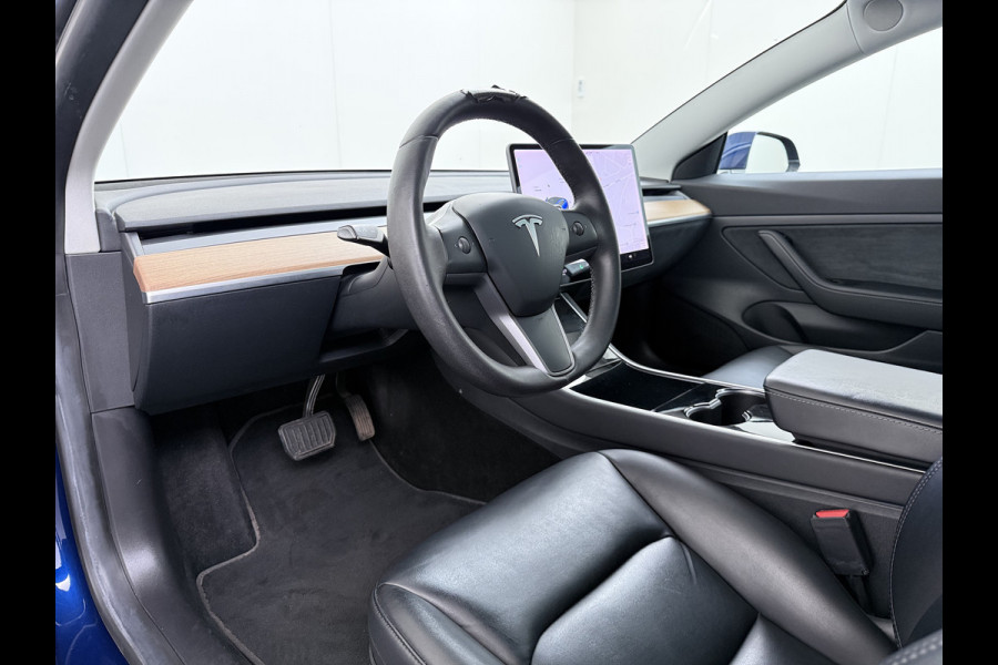 Tesla Model 3 SR+ 325PK Trekhaak AutoPilot Leer PanoramaDak Adaptive Cruise Lmv 18" Camera's Elektr.-Stuur+Stoelen+Spiegels+Geheugen+Easy-Entr Soh 83% Ecc Navi Led DAB Voorverwarmen interieur via App Keyless One-Pedal-Drive 1.000KG Trekgewicht 1e Eigenaar Origineel Nederlandse Auto Fabrieksgarantie op Accu en Motor tot 160.000km/04-12-2027
