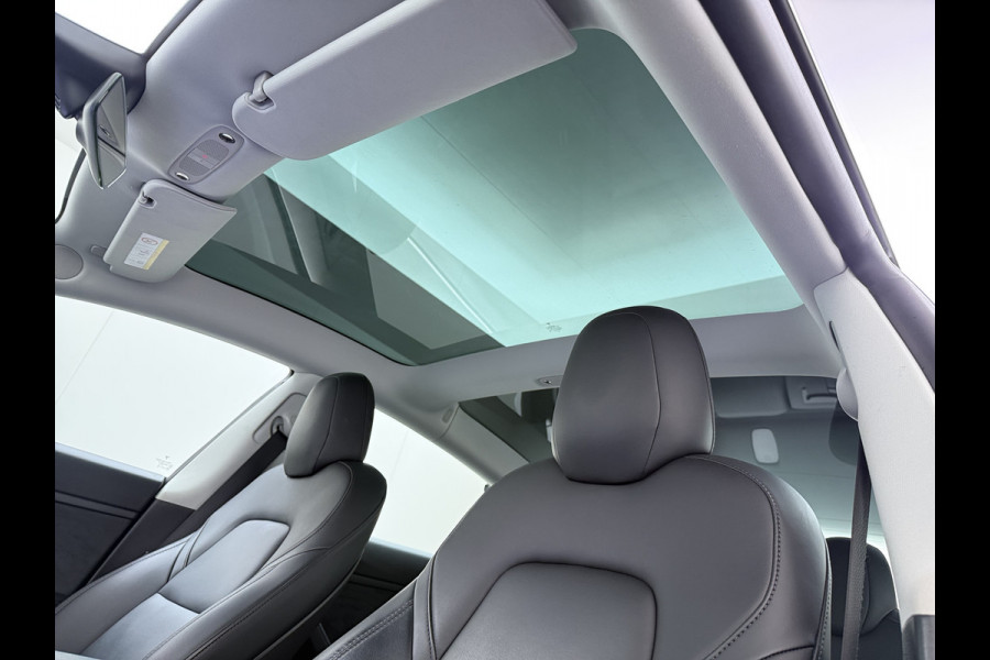 Tesla Model 3 SR+ 325PK Trekhaak AutoPilot Leer PanoramaDak Adaptive Cruise Lmv 18" Camera's Elektr.-Stuur+Stoelen+Spiegels+Geheugen+Easy-Entr Soh 83% Ecc Navi Led DAB Voorverwarmen interieur via App Keyless One-Pedal-Drive 1.000KG Trekgewicht 1e Eigenaar Origineel Nederlandse Auto Fabrieksgarantie op Accu en Motor tot 160.000km/04-12-2027