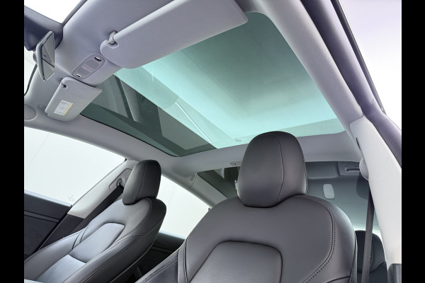 Tesla Model 3 SR+ 325PK Trekhaak AutoPilot Leer PanoramaDak Adaptive Cruise Lmv 18" Camera's Elektr.-Stuur+Stoelen+Spiegels+Geheugen+Easy-Entr Soh 83% Ecc Navi Led DAB Voorverwarmen interieur via App Keyless One-Pedal-Drive 1.000KG Trekgewicht 1e Eigenaar Origineel Nederlandse Auto Fabrieksgarantie op Accu en Motor tot 160.000km/04-12-2027