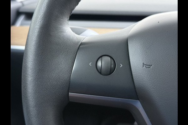 Tesla Model 3 SR+ 325PK Trekhaak AutoPilot Leer PanoramaDak Adaptive Cruise Lmv 18" Camera's Elektr.-Stuur+Stoelen+Spiegels+Geheugen+Easy-Entr Soh 83% Ecc Navi Led DAB Voorverwarmen interieur via App Keyless One-Pedal-Drive 1.000KG Trekgewicht 1e Eigenaar Origineel Nederlandse Auto Fabrieksgarantie op Accu en Motor tot 160.000km/04-12-2027