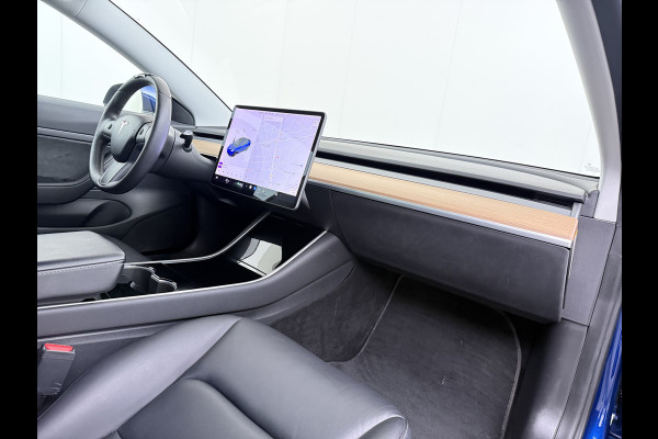 Tesla Model 3 SR+ 325PK Trekhaak AutoPilot Leer PanoramaDak Adaptive Cruise Lmv 18" Camera's Elektr.-Stuur+Stoelen+Spiegels+Geheugen+Easy-Entr Soh 83% Ecc Navi Led DAB Voorverwarmen interieur via App Keyless One-Pedal-Drive 1.000KG Trekgewicht 1e Eigenaar Origineel Nederlandse Auto Fabrieksgarantie op Accu en Motor tot 160.000km/04-12-2027