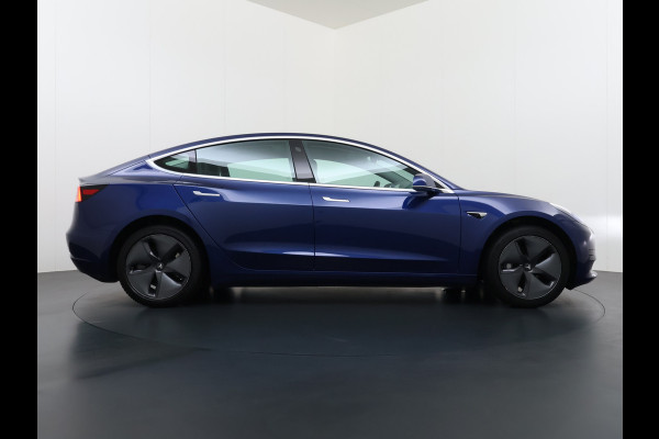 Tesla Model 3 SR+ 325PK Trekhaak AutoPilot Leer PanoramaDak Adaptive Cruise Lmv 18" Camera's Elektr.-Stuur+Stoelen+Spiegels+Geheugen+Easy-Entr Soh 83% Ecc Navi Led DAB Voorverwarmen interieur via App Keyless One-Pedal-Drive 1.000KG Trekgewicht 1e Eigenaar Origineel Nederlandse Auto Fabrieksgarantie op Accu en Motor tot 160.000km/04-12-2027