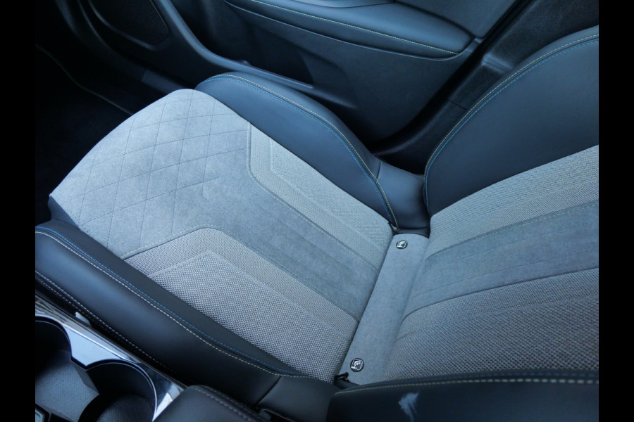 Peugeot e-2008 EV GT-PACK 50 kWh | A.C.C | 3D COCKPIT | TREKHAAK | ALCANTARA LEER!!