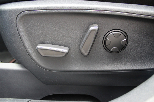 Ford Kuga 2.5-243pk PHEV ST-Line X. 2100kg trekgewicht ! Nieuw Model ! Van €. 54.937,- voor €. 42.750,- ! Trekgewicht van 2.100kg ! Elektr. verstelb. AGR stoelen voor, Stoel-, stuur-, voorraam- en achterbank verwarming, Elektr. panorama/schuif-kanteldak , Trekhaak wegklapbaar,