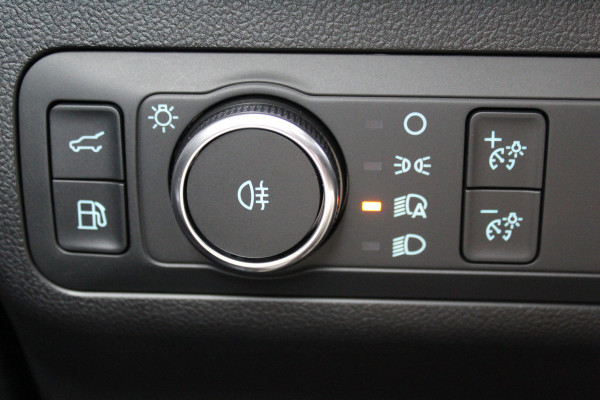 Ford Kuga 2.5-243pk PHEV ST-Line X. 2100kg trekgewicht ! Nieuw Model ! Van €. 54.937,- voor €. 42.750,- ! Trekgewicht van 2.100kg ! Elektr. verstelb. AGR stoelen voor, Stoel-, stuur-, voorraam- en achterbank verwarming, Elektr. panorama/schuif-kanteldak , Trekhaak wegklapbaar,