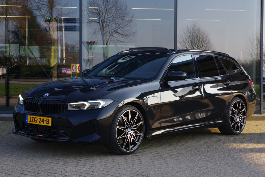 BMW 3 Serie Touring 330e 293 PK xDrive M-Sport Pro PHEV, Panoramadak, Kuipstoelen, Head-Up, Memory, Adap. Cruise Control
