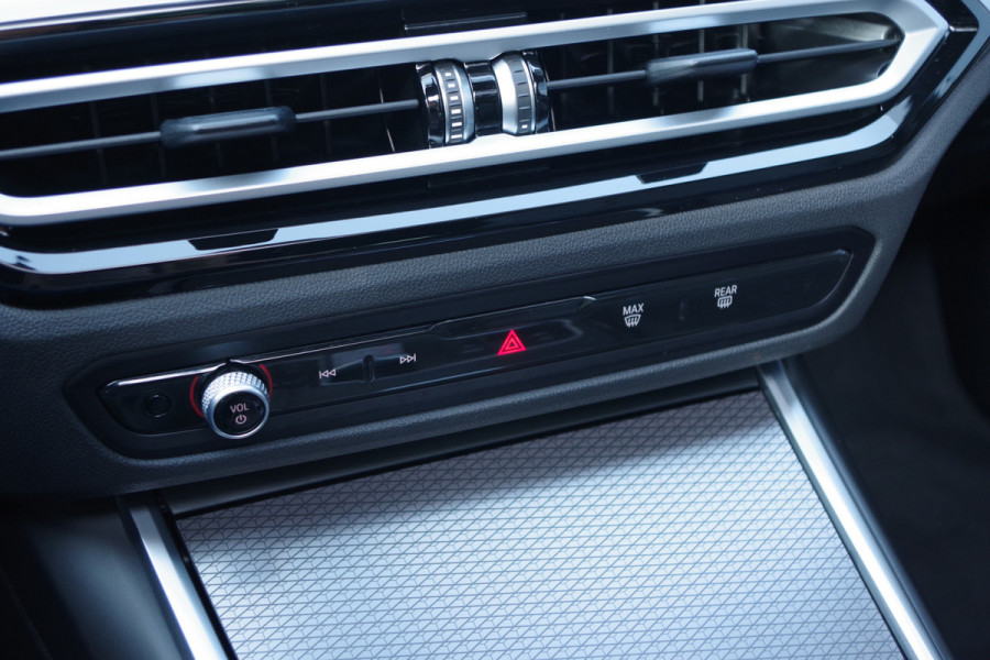 BMW 3 Serie Touring 330e 293 PK xDrive M-Sport Pro PHEV, Panoramadak, Kuipstoelen, Head-Up, Memory, Adap. Cruise Control